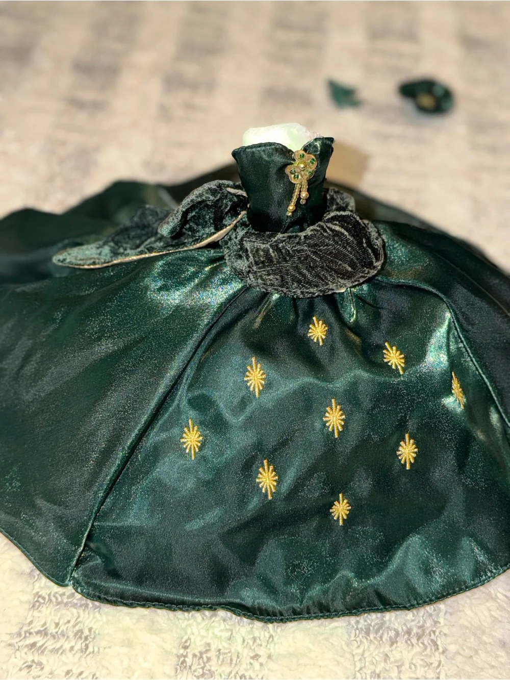 1998 Vintage The Brass Key “Gallery of the Gowns” complete set + accessories